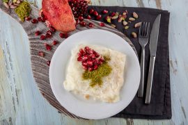 porselen tabakta narlı, fıstıklı ve cevizli güllaç